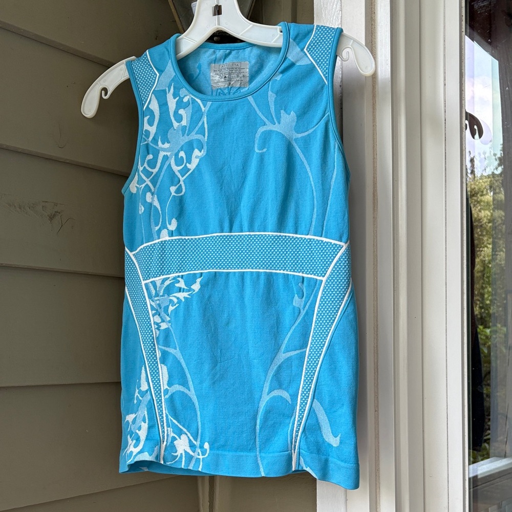 ATHLETA turquoise Sleeveless Top w White Accents. Fitted. Sz S. looks great on
